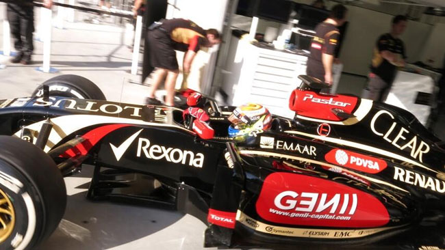 La Lotus riparte, ma dura solo un giro: bandiera rossa