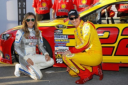 Pole e record per Joey Logano a Las Vegas