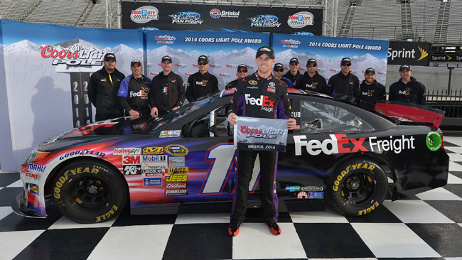 Denny Hamlin ferma la striscia di pole della Penske