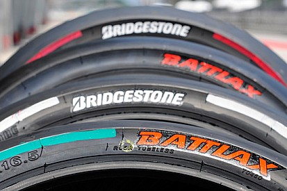 Gomme più dure sulla spalla destra ad Austin
