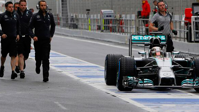 Barcellona, Ore 12: Hamilton anche sull'acqua