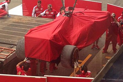 Barcellona, Ore 17: Raikkonen veloce, ma va in sabbia