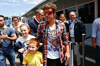 Nel paddock del Mugello arriva Fernando Alonso