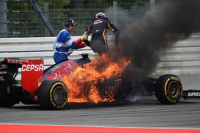 Kvyat si è fermato con la Toro Rosso in fiamme!