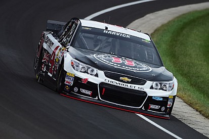 Kevin Harvick domina le qualifiche di Indianapolis