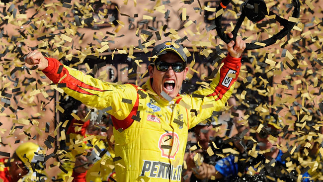 Joey Logano trionfa nella tappa del Kansas Speedway