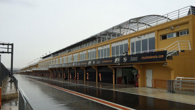 Pioggia a Valencia: per ora tutti fermi ai box