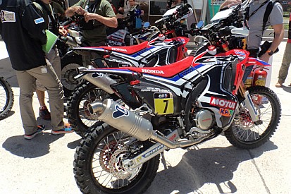 Le Honda CRF450 Rally con i serbatoi di plastica