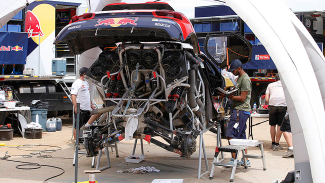 Dakar: il team Peugeot al lavoro nel giorno di riposo