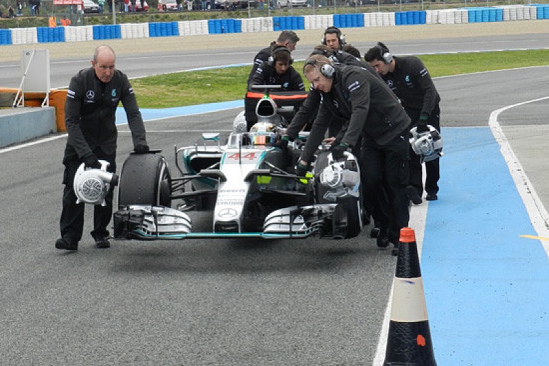 Jerez, Day 2, Ore 14: Hamilton fermo con problemi