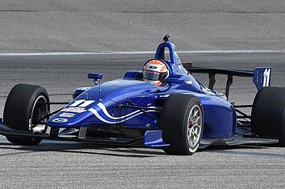 Ed Jones dalla pole alla vittoria in gara 1