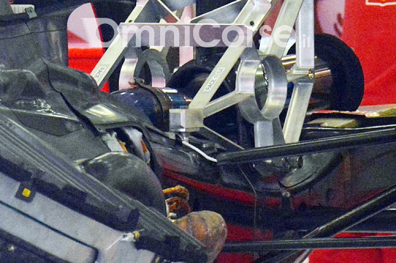 Ferrari: lo scarico passa nella scatola del cambio!