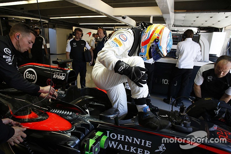 Alonso, camino a una penalización en carrera por cambios al motor