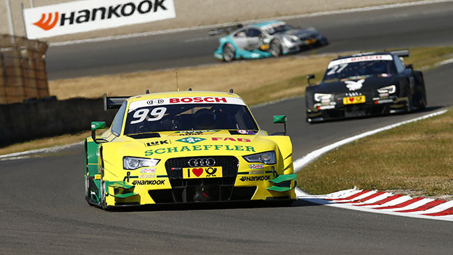 Mike Rockenfeller davanti a 5 BMW nelle Libere 1
