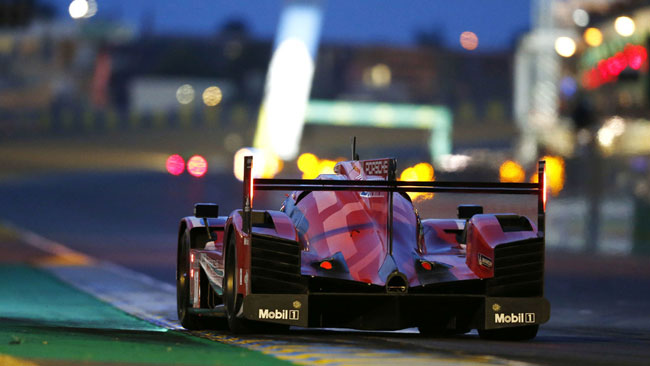 Le Mans, 9° ora: un minuto di penalità a Webber