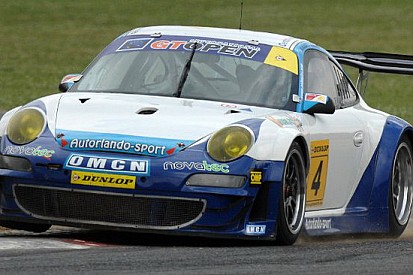 Barba e Ceccato portano la Porsche alla vittoria