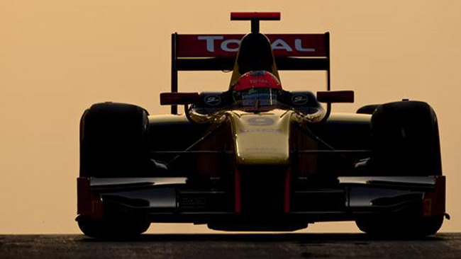 Grosjean conquista la prima pole del 2011