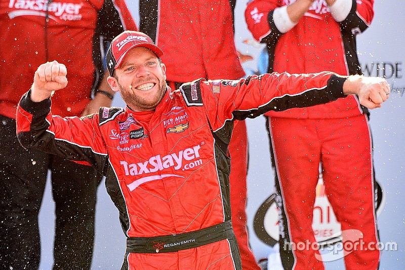 Regan Smith golpea, rebasa y triunfa