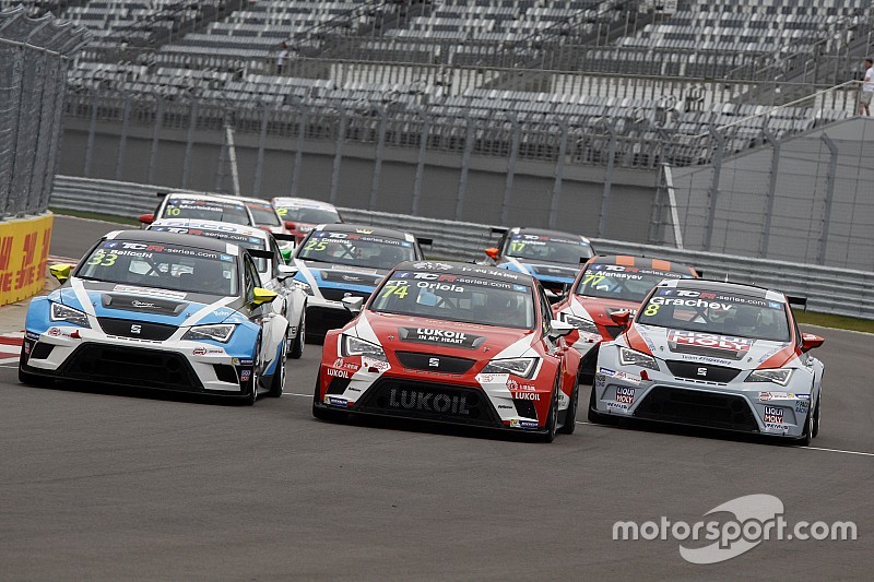 Le vetture TCR in azione al carnevale di Singapore