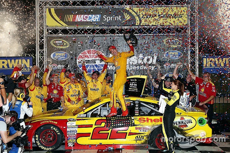 Logano sorprende en Bristol