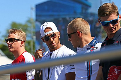 Hamilton se disculpa por portar gorra en homenaje a Wilson