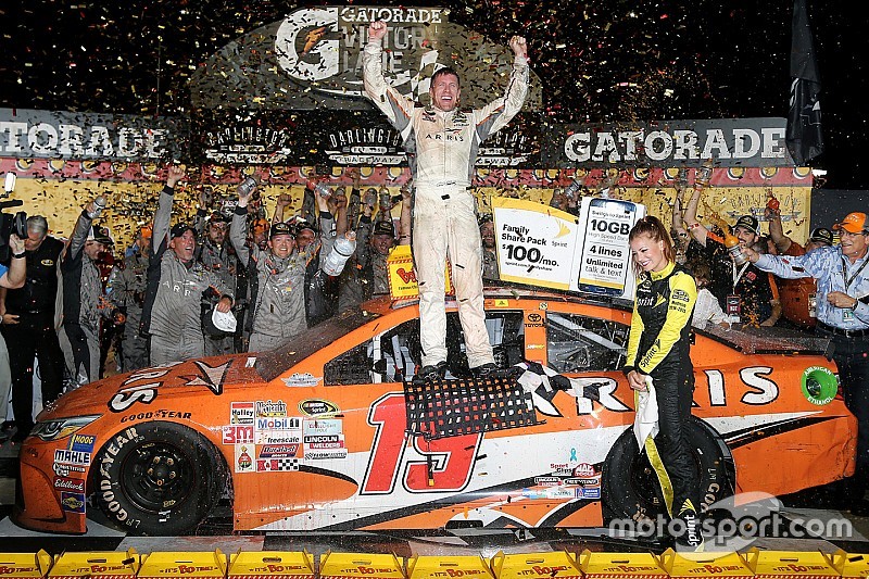Carl Edwards arrebata la victoria en Darlington