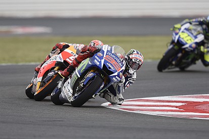 Lorenzo: "Pericoloso correre con le slick sul bagnato"