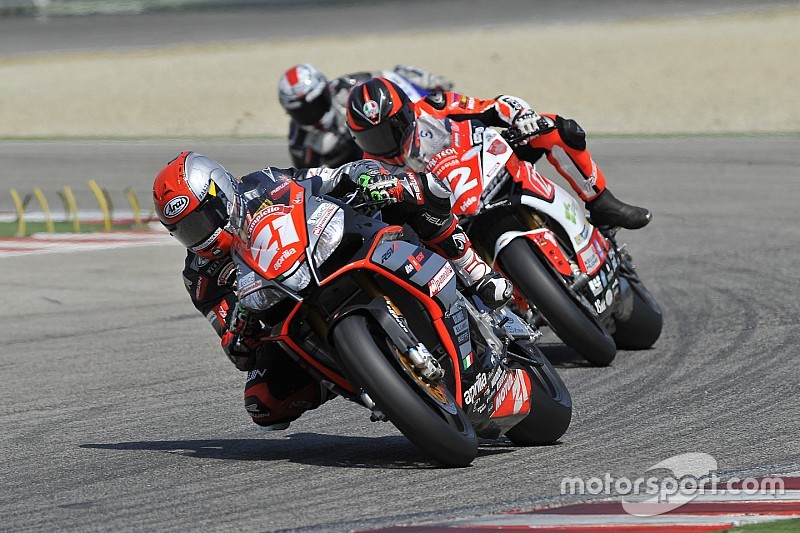 Andreozzi con Savadori e Calia a Jerez sull'Aprilia RSV4