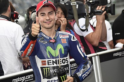Lorenzo vence a Rossi en una épica clasificación