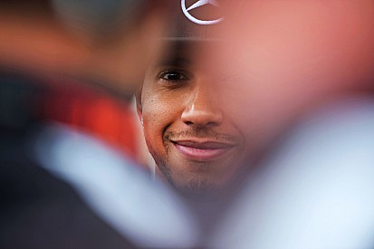 Lewis Hamilton kritisch: 'Het moet helemaal anders'