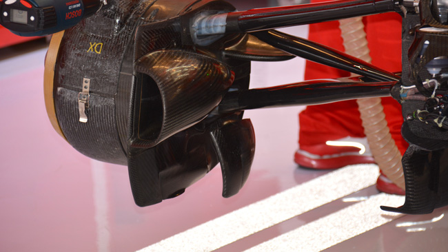 Ferrari: due alette verticali al cestello dei freni anteriore