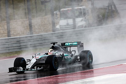 VT3: Hamilton zwemt naar snelste tijd, Max Verstappen laatste