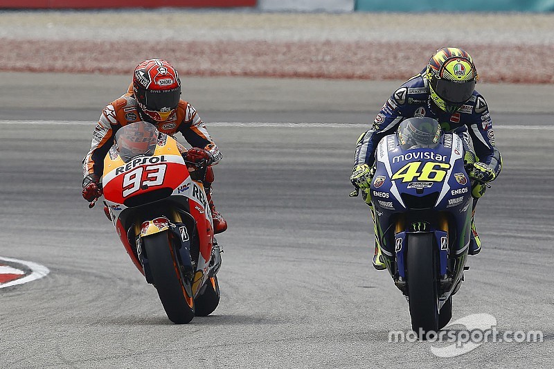 Las redes sociales se burlan del percance Rossi-Márquez