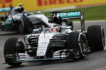 Lewis Hamilton rijdt op ijs: 'Bizar glad'