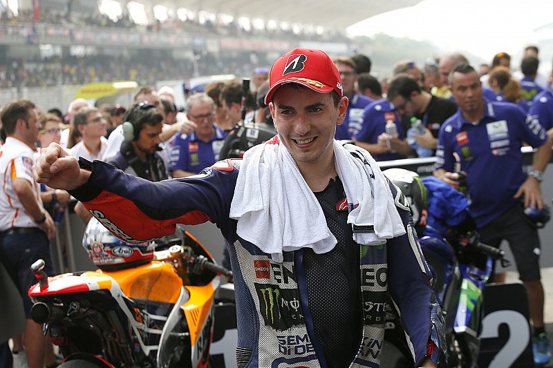Lorenzo se disculpa por su gesto en el podio de Malasia