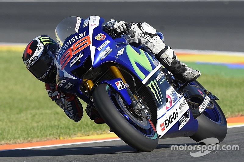 Lorenzo mette pressione a Valentino firmando la pole