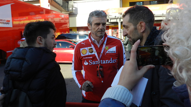 Finali Mondiali Ferrari: Arrivabene firma gli autografi