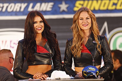 Grid girls agitam corridas da NASCAR e da Fórmula E
