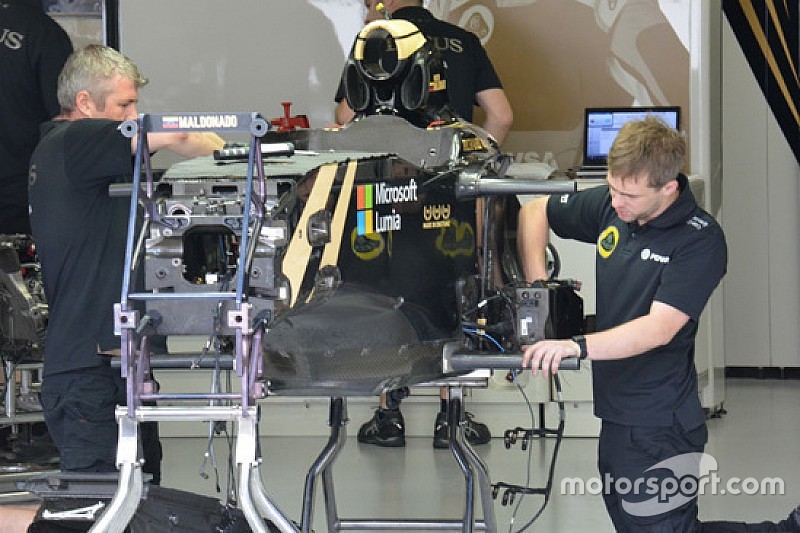 Lotus: aperto il box si assembla la E23 tutta... nuda