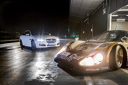 Andy Wallace rijdt in Le Mans winnende Jaguar XJR9-LM en XJR