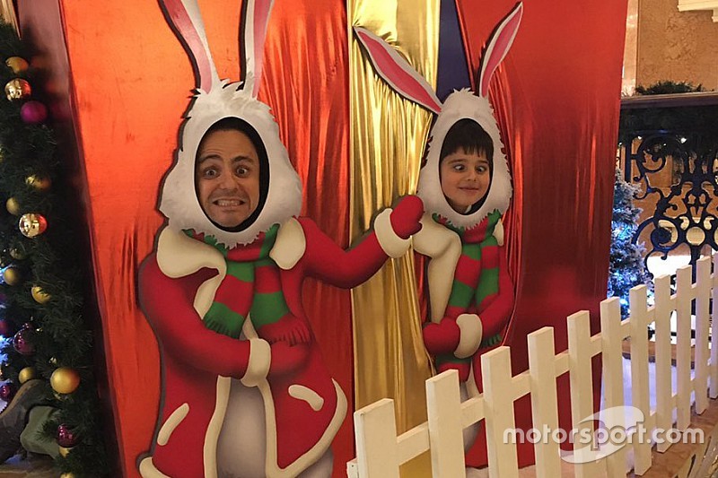 Felipe Masa se integra al espíritu navideño junto con su hijo