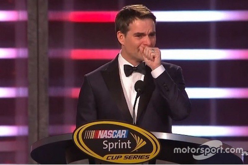 NASCAR celebra temporada com Gordon emocionado e Tom Cruise
