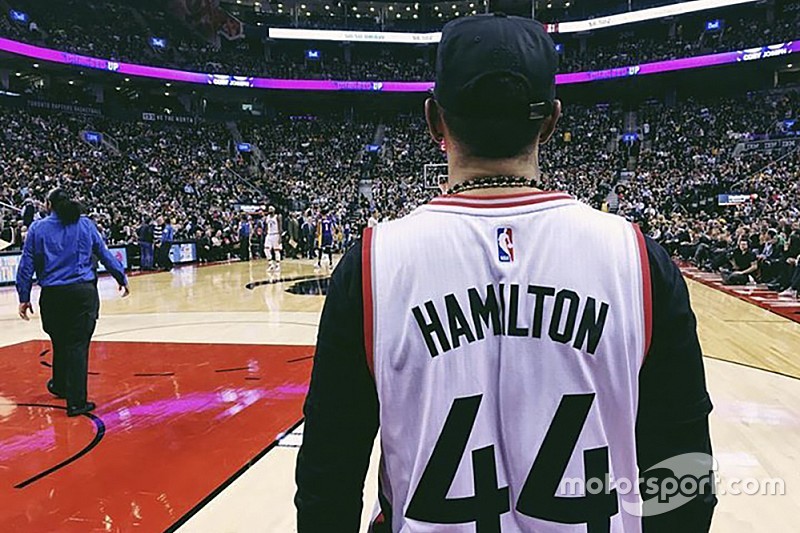 La NBA reconoce a Lewis Hamilton