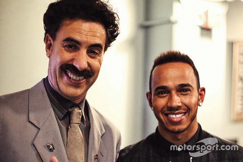 Hamilton ouve piadas de Borat e anda de monociclo em programa