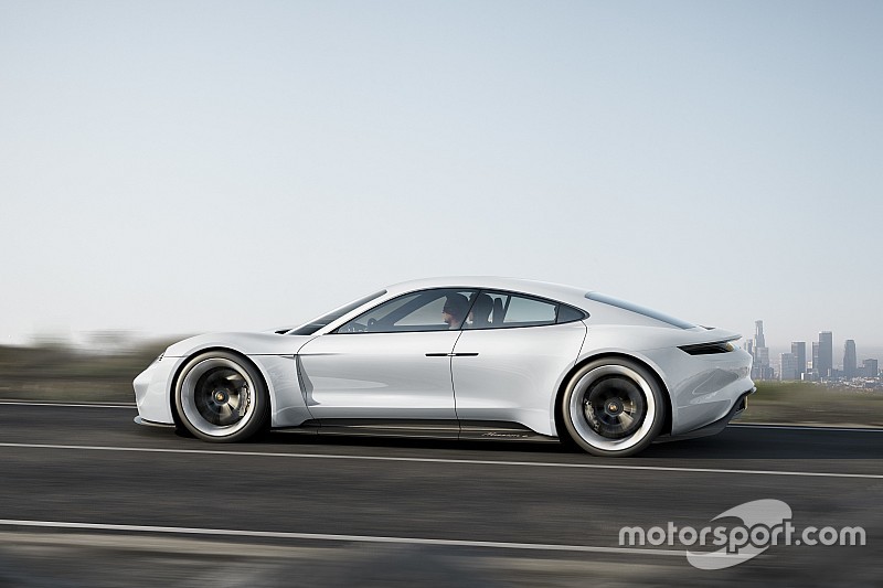 Porsche ziet niets in autonoom rijden, hybride 911 komt in 2018