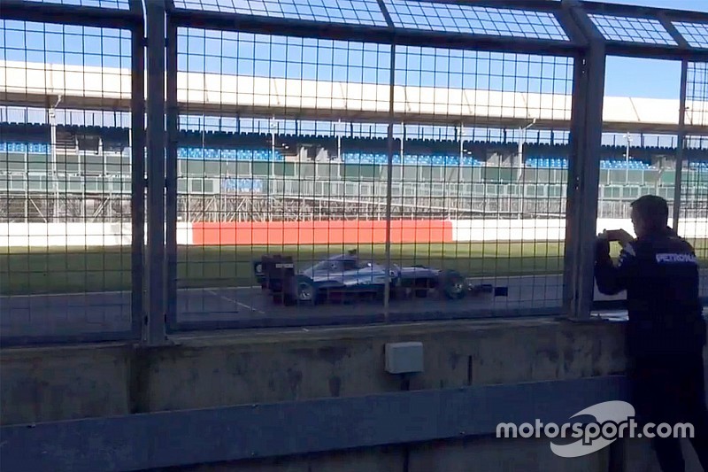 Novo carro da Mercedes dá primeira volta em Silverstone