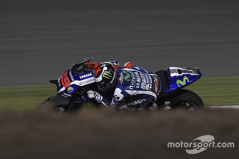 Lorenzo scappa a Dovizioso e conquista il Qatar