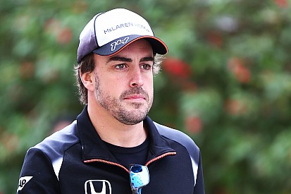 Com costela fraturada, Alonso lamenta ausência em Sakhir