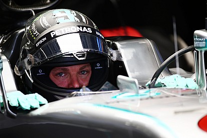 Rosberg manda en los primeros y accidentados libres en China