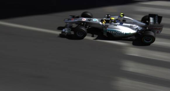 Rosberg büyük kazadan yara almadan kurtuldu
